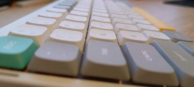 Un teclado blanco NuPhy Air75 V2 sobre un escritorio de madera